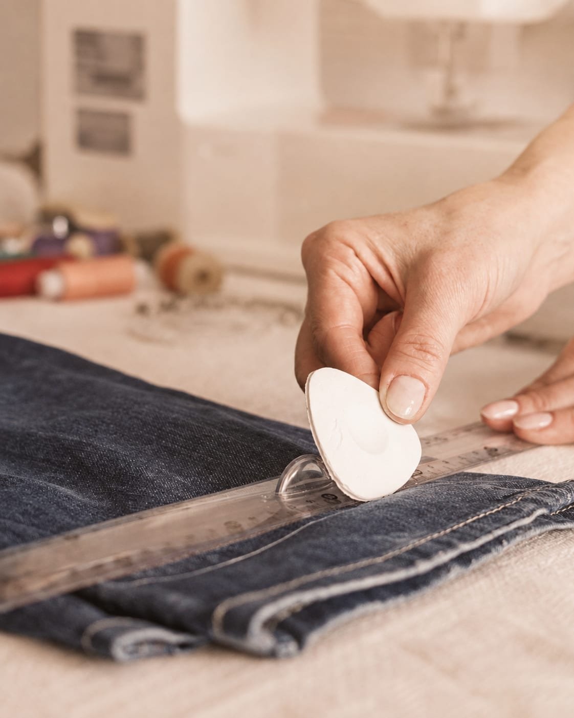 Marcação de barra em calça jeans com régua e giz